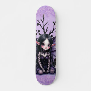 Niedliche dunkle Mähne mit Bat Wings Skateboard