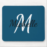 Niedliche einfache Monogramm Anfangsname Dunkelbla Mousepad<br><div class="desc">Mauspad mit einfachem,  tiefblauem Hintergrund und einem minimalen Schwarzweiß-Monogramm,  das zuerst und zuerst benannt wurde</div>