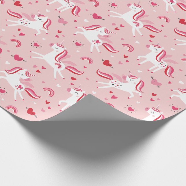 Niedliche Einhörner mit Regenbogen und Herz in Ros Geschenkpapier (Ecke)