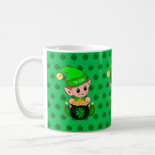 Niedliche Elf, Goldmünzen und glückliche Klee auf  Kaffeetasse (Links)