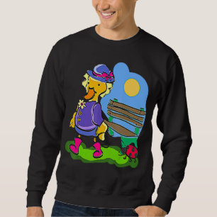Niedliche Ente, die ihren Haustier Ladybug im Park Sweatshirt