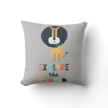 Niedliche Erkundung von Löwenkindern