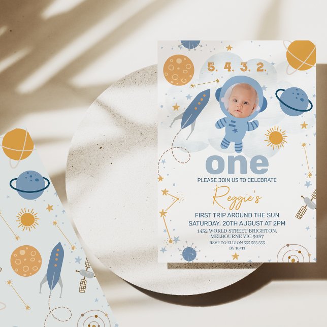 Niedliche erste Reise rund um die Sonne 1. Geburts Einladung (First trip around the sun 1st birthday invitation with photo in astronaut's helmet. Outer space )