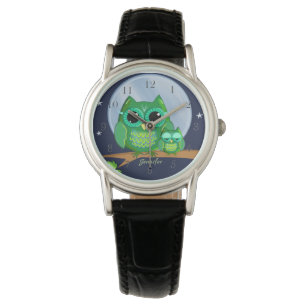 Niedliche Eulen auf einer Niederlassung u. einem Armbanduhr