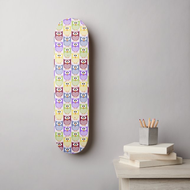 Niedliche Eulen, Eukalyptusmuster, Babyschale, far Skateboard (Wandkunst)