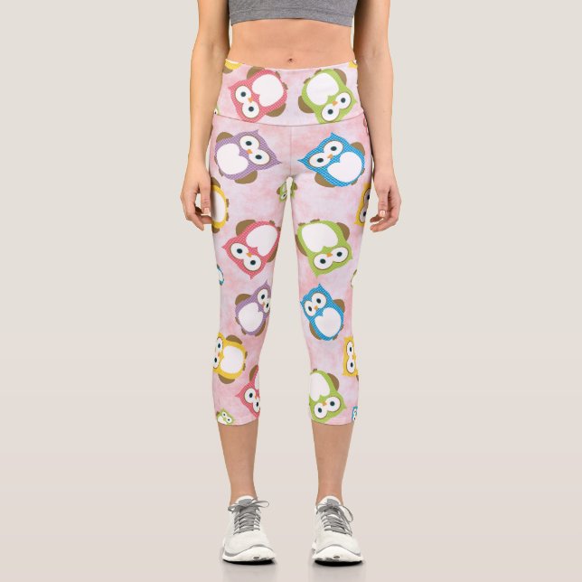 Niedliche Eulen, Eukalyptusmuster, farbige Eulen,  Capri Leggings (Vorderseite)