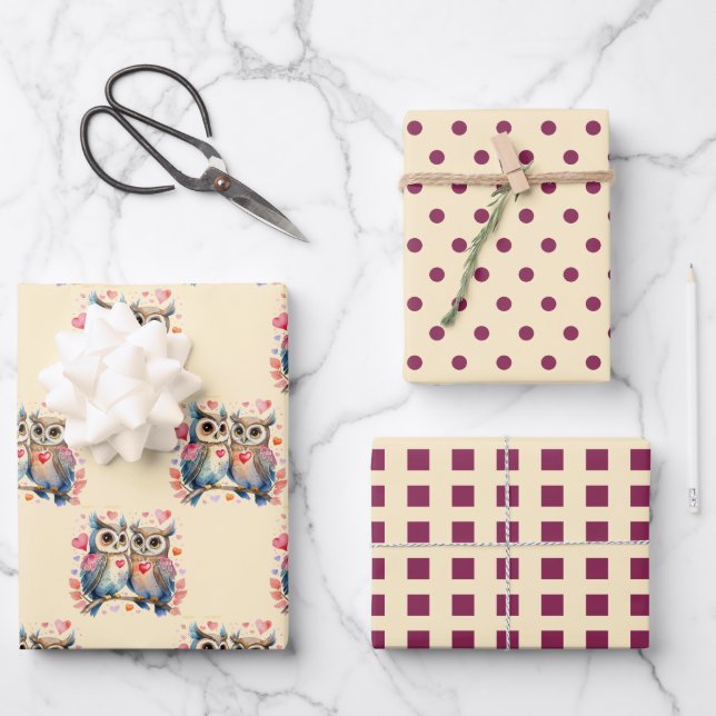 Niedliche Eulen mit quadratischem Muster lila Geschenkpapier Set (Vorderseite)