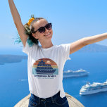 Niedliche Fahrt mit einem Schiff für individuelle  T-Shirt<br><div class="desc">Coole individuelle Kreuzfahrtschifffahrts-T - Shirt für Ihre Wiedersehen oder Frühjahrspausen auf Bermuda,  den Bahamas oder der Karibik. Passen Sie diese niedlichen Sonnenuntergang-T-Shirts mit Ihrem Familiennamen und Ziel oder Jahr an.</div>