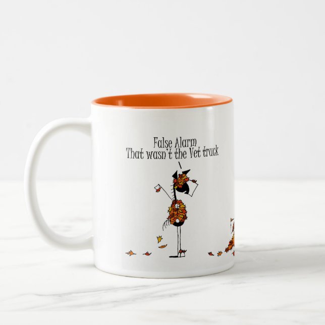 Niedliche Fall-Jahreszeit-Pferde, die vom Zweifarbige Tasse (Links)