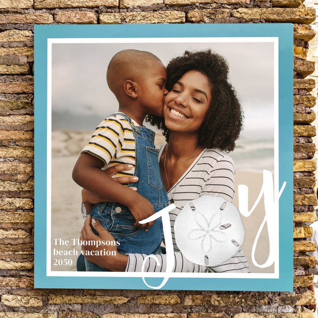Niedliche Familie Foto Freude Personalisiert (Holiday joy typography style photo print with a turquoise background.)