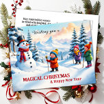 Niedliche Familienkinder Snowman Frohe Weihnachten<br><div class="desc">Eine niedliche illustrierte Postkarte,  auf der sich die Schneeunterhaltung mit einem Schneemann in einer zauberhaften Winterlandschaft mit Kiefern vergnügen kann. Schön für Weihnachten und Neujahr Wünsche.</div>