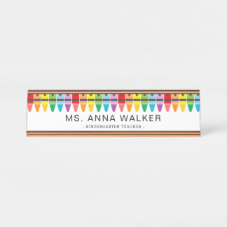 Niedliche farbenfrohe Rainbow Crayons Kindergarten Schreibtischnamensplakette