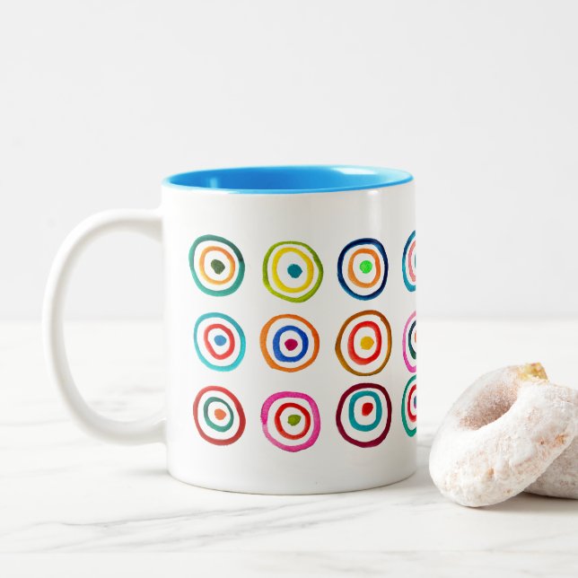 Niedliche farbenfrohe Regenbogenzirkel Zweifarbige Tasse (Mit Donut)