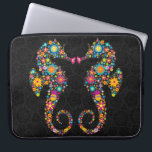 Niedliche Farbenfrohe Röstpferde Laptopschutzhülle<br><div class="desc">Niedliche farbenfrohe Retro-Blume Seepferde Illustration über schwarzen Kreise Hintergrund.</div>