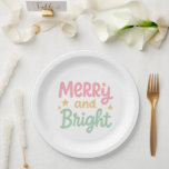 Niedliche Farbenfrohe Weihnachten Pappteller<br><div class="desc">Moderne Weihnachtspapiere mit niedlichem und lustigem Design mit "Merry and Bright" in fröhlicher pastellrosa und grün lässiger Schrift.</div>