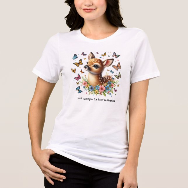 Niedliche Fawn sieht Schmetterlinge auf der Wiese  Tri-Blend Shirt (Vorderseite)