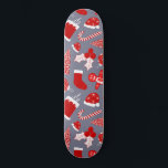 Niedliche festliche rote Illustrationen Weihnachts Skateboard<br><div class="desc">Dieses niedliche und einfache Weihnachtsmuster ist perfekt für das festliche und lustige Ambiente. Hier finden Sie handgezeichnet Cartoon-Illustrationen eines Schneeschornsteins, Strumpf, Ziergegenstände, Heilige Beeren, Efeu-Blätter, Weihnachtsbaum, Bonbons, Lebkuchen und Weihnachtshut auf einem staubigen, dunkelblauen Hintergrund. Es ist modern, hübsch und süß, das perfekte Design für die Ferienzeit. ***WICHTIGE HINWEIS FÜR DESIGN:...</div>