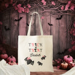 Niedliche Fledermäuse Coquette Bows Trick oder Tre Tragetasche<br><div class="desc">Niedliches Fledermaustrio "Trick or Treat" "Happy Halloween" mit ein paar Fledermäusen,  die Coquette rosa Bows Urlaubsplanung in Rosa,  Grau und Schwarz sportlich. Composite Design von Holiday Hearts Designs.</div>
