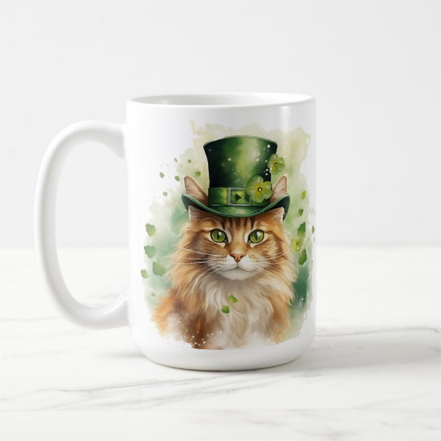 NIEDLICHE FLUFFY-KATZE, DIE FÜR STARTPATRICKS TAG  KAFFEETASSE (Links)