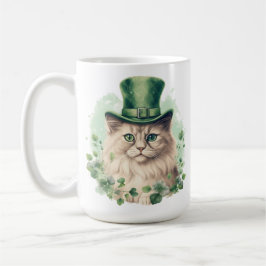 NIEDLICHE FLUFFY-KATZE, DIE FÜR STARTPATRICKS TAG  KAFFEETASSE
