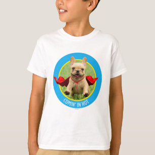 Niedliche französische Bulldoggesuperhero-Läufe im T-Shirt