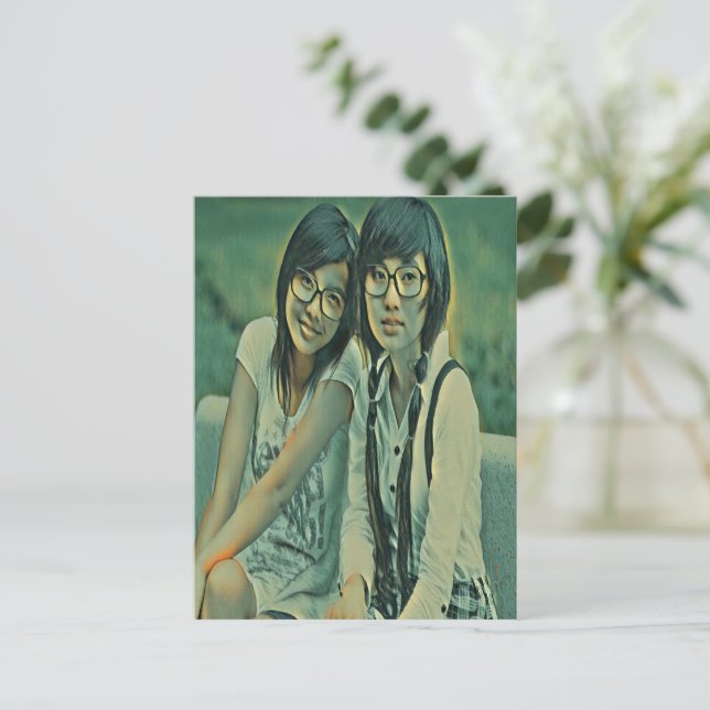 Niedliche Freunde, die nebeneinander sitzen Postkarte (Stehend Vorderseite)