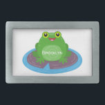 Niedliche Frosch-Cartoon-Abbildung Rechteckige Gürtelschnalle<br><div class="desc">Dieser niedliche,  fröhlich grüne Frosch sitzend auf einem lila Lilienpolster ist hell und bezaubernd. Viel amphibischer Spaß gezeichnet in fröhlichem Cartoon Stil.</div>