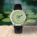 Niedliche Froschbeobachtung mit Zahlen Armbanduhr<br><div class="desc">Eine grüne Uhr mit Zahlen,  eine Abbildung eines niedlichen Frosches auf seinem Teich und anpassbarer Text unten! Ein nettes Geschenk für ein Geburtstagskind,  die Zahlen werden ihm ermöglichen,  die Zeiten leichter zu lernen!</div>