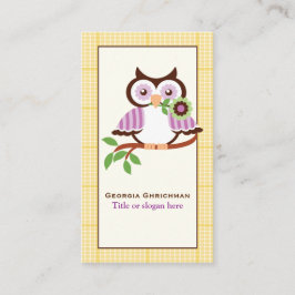 Niedliche Frühlingseule auf einem Ast, gelbe karie Visitenkarte