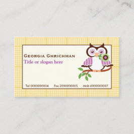 Niedliche Frühlingseule auf einem Ast, gelbe karie Visitenkarte