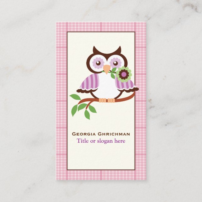 Niedliche Frühlingseule auf einem Ast, rosa karier Visitenkarte (Vorderseite)