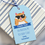 Niedliche Funny Cat Child's Birthday Danke Geschenkanhänger<br><div class="desc">Feiern Sie den besonderen Tag der coolen Katze mit diesem Coolen Kindergeburtstag. Dieses Geschenketikett zeigt eine niedliche orangefarbene Tischkatze mit Sonnenbrille vor einem hellen pastellfarbenen Hintergrund. Das Gegenteil ist ein Muster weißer Sterne.</div>