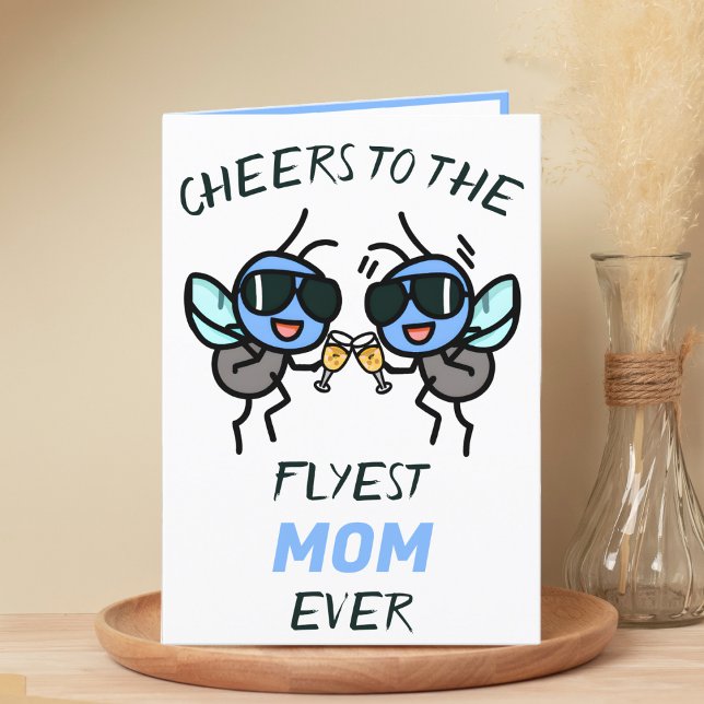 Niedliche Funny Fly Pun Gefallen an der Mama Happy Dankeskarte (funny cheers to the flyest mom birthday card with 2 flies wearing sunglasses giving a toast)