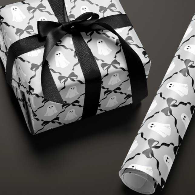 Niedliche Geister und schwarze Bows auf grauem Hal Geschenkpapier (pale gray Halloween gift wrapping paper with a cute smiling ghost and black bow diamonds)