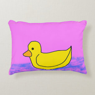 niedliche gelbe Ente auf rosa Kissen
