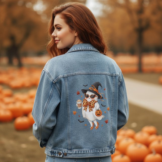 Niedliche Ghost-Hexe mit Pumpkin-GewürzLatte Jeansjacke (Von Creator hochgeladen)