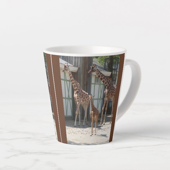 Niedliche Giraffe Familiendesign Latte Tasse (Rechte Ecke)