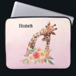 Niedliche Giraffe Mama & Baby Laptopschutzhülle<br><div class="desc">Personalisierter Laptop-Ärmel mit einem niedlichen zeichn in Aquarellfarben einer Mama- und Babygiraffe. Die Muttergiraffe ruht sich auf der Giraffe des Babys,  liebend und liebenswert. Hübscher rosa,  gelber,  grüner Aquarellbouquet unter diesem Lieblingspaar. Ein Farbverlauf,  der mit einer weichen rosa Farbe erzeugt wird,  die in eine hellpeachisch orangefarbene Farbe übergeht.</div>