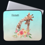 Niedliche Giraffe Mama & Baby Laptopschutzhülle<br><div class="desc">Personalisierter Laptop-Ärmel mit einem niedlichen zeichn in Aquarellfarben einer Mama- und Babygiraffe. Die Muttergiraffe ruht sich auf der Giraffe des Babys,  liebend und liebenswert. Hübscher rosa,  gelber,  grüner Aquarellbouquet unter diesem Lieblingspaar. Ein Gradientenhintergrund mit einer zarten türkisblauen Farbe,  die in eine sandbraune Farbe eingebettet ist.</div>