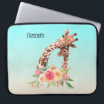 Niedliche Giraffe Mama & Baby Laptopschutzhülle<br><div class="desc">Personalisierter Laptop-Ärmel mit einem niedlichen zeichn in Aquarellfarben einer Mama- und Babygiraffe. Die Muttergiraffe ruht sich auf der Giraffe des Babys,  liebend und liebenswert. Hübscher rosa,  gelber,  grüner Aquarellbouquet unter diesem Lieblingspaar. Ein Gradientenhintergrund mit einer zarten türkisblauen Farbe,  die in eine sandbraune Farbe eingebettet ist.</div>