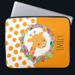 Niedliche Giraffe mit einem Blumenkranz Personalis Laptopschutzhülle<br><div class="desc">Ein personalisierter Laptop-Ärmel mit einer Illustration eines niedlich lächelnden Giraffengesichts,  umgeben von einem Kranz tropischer Aquarellfarben-Blume. Farbenfroh und niedlich. Hintergrund ist ein Muster mit orangefarbenen,  weißlichen Flecken auf der links Seite und einer kräftigen orangefarbenen Farbe auf der rechten Seite.</div>