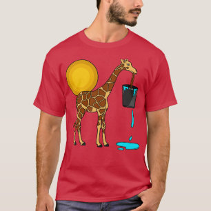 Niedliche Giraffe mit einem überfließenden Eimer W T-Shirt