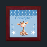Niedliche Giraffenstars geben den Namen "Blaue Sak Erinnerungskiste<br><div class="desc">Halten Sie die Geschenkboxen für Kinder. Personalisieren mit einem Namen. Mit einer niedlichen Giraffe,  Polka-Punkten und Sternen in den Farben Blau und Weiß.</div>