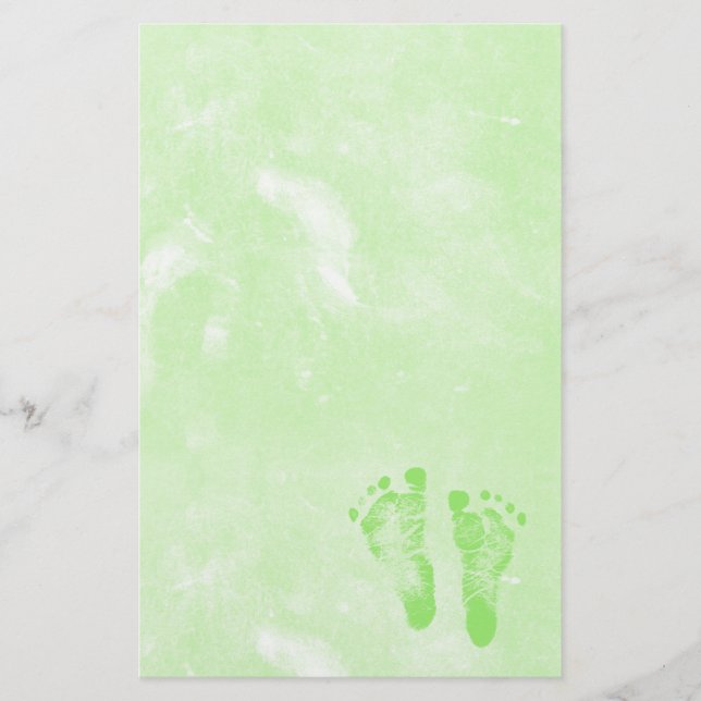 Niedliche Girly Green New Baby Footprints Briefpapier (Vorderseite)