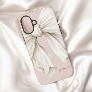 Niedliche Girly Ivory White Bow auf Rosa mit Name iPhone 16 Plus Hülle