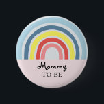 Niedliche Girly Modern Mommy als Babydusche Button<br><div class="desc">Dieser trendige und gürtelige Duschknopf verfügt über einen schönen Regenbogen-Cartoon. Dieses hübsche niedliche Design bietet auch einen Ort,  wo Sie Ihre Gasttitel,  Beispiele "Mama to be",  "Daddy to be",  "Großmutter zu sein",  hinzufügen können. Die perfekte skurrile Regenbogenergänzung zu Ihrer Babydusche!</div>