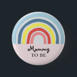 Niedliche Girly Modern Mommy als Babydusche Button<br><div class="desc">Dieser trendige und gürtelige Duschknopf verfügt über einen schönen Regenbogen-Cartoon. Dieses hübsche niedliche Design bietet auch einen Ort,  wo Sie Ihre Gasttitel,  Beispiele "Mama to be",  "Daddy to be",  "Großmutter zu sein",  hinzufügen können. Die perfekte skurrile Regenbogenergänzung zu Ihrer Babydusche!</div>