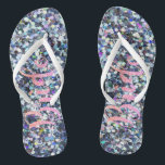 Niedliche Glitzer-Brille, Lila -Personalisiert Flip Flops<br><div class="desc">Niedliche Braut auf Glitzer Hintergrund mit Ihrem Namen. Wählen Sie den Kostümknopf,  um Stil,  Farbe und Größe der Schriftart zu ändern.Jedes Mädchen würde Liebe haben,  dieses elegante und stilvolle Design zu haben.</div>