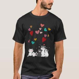 Niedliche glückliche Katzen, von Herzen umgeben T-Shirt