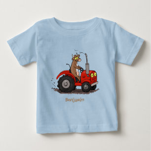 Niedliche glückliche Kuh, die einen roten Traktor- Baby T-shirt